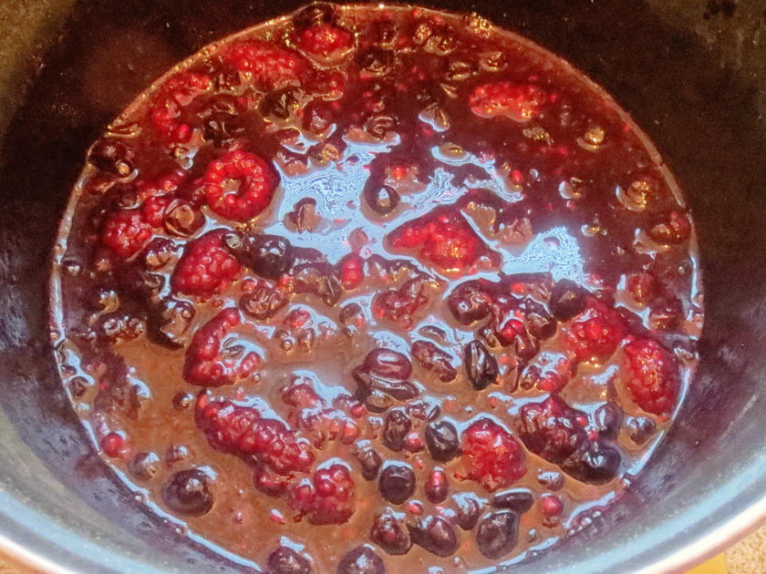 Einmachen: Samtige Heidelbeer-Marmelade mit Himbeeren - Rezept - kochbar.de