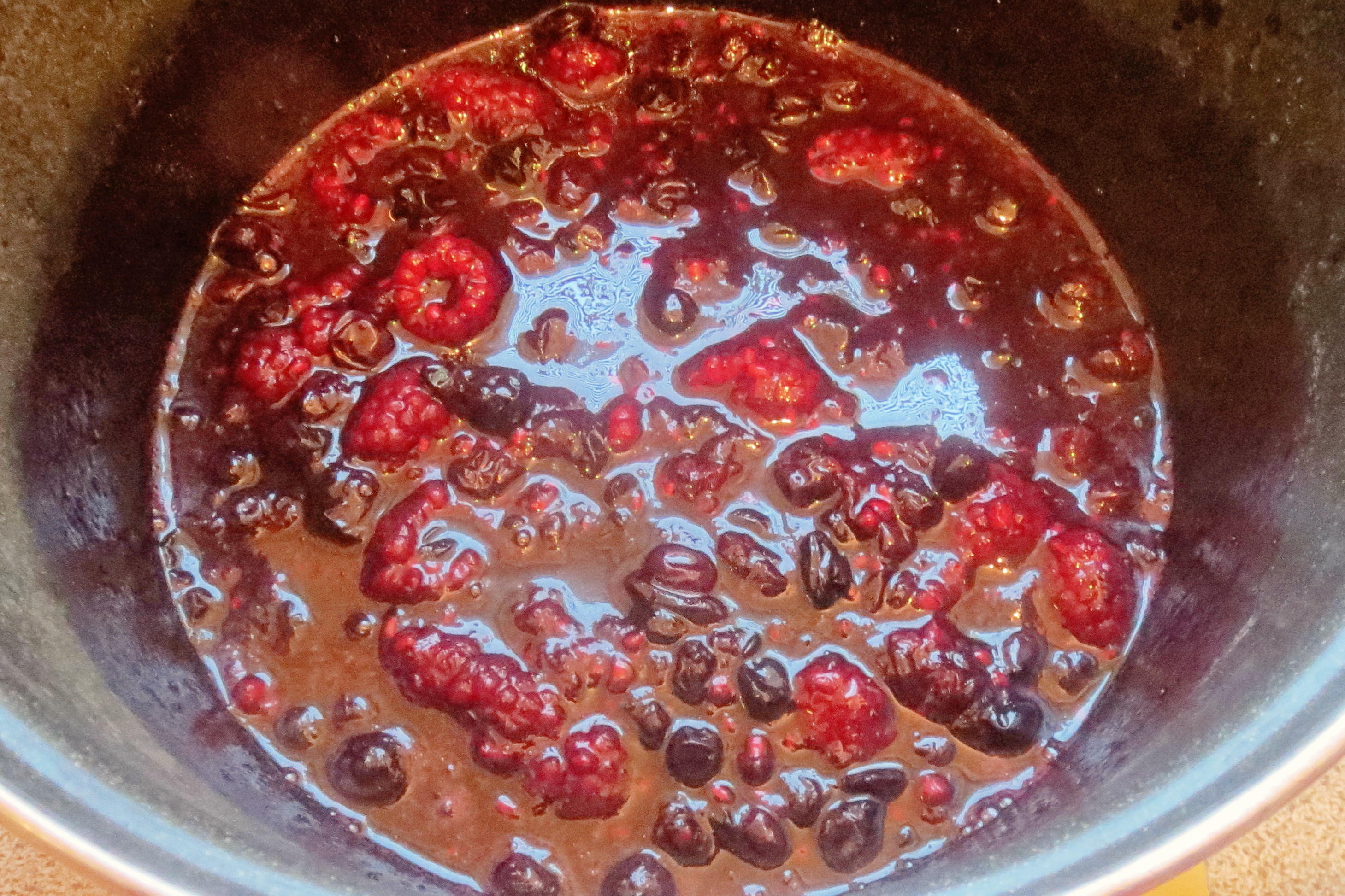 Bilder für Einmachen: Samtige Heidelbeer-Marmelade mit Himbeeren - Rezept