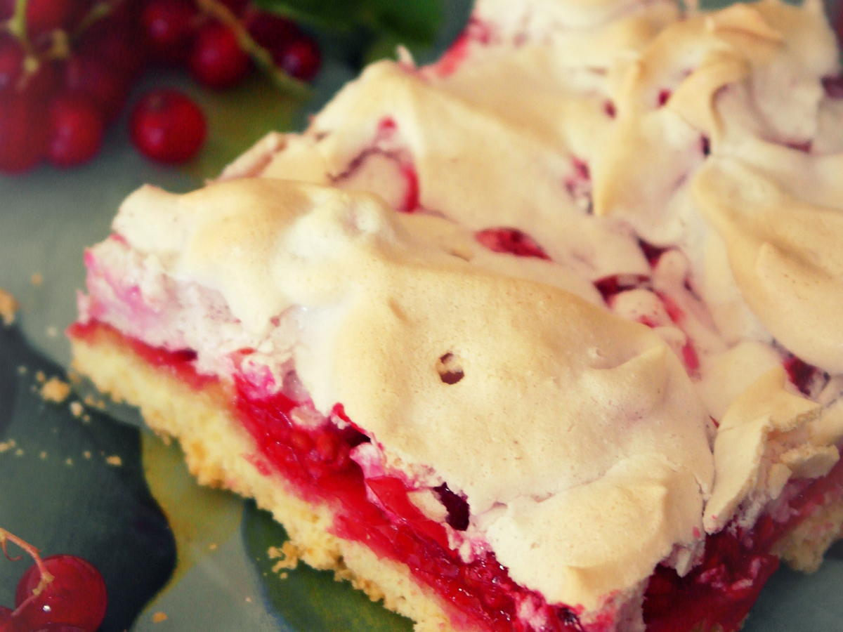 Johannisbeer-Kuchen vom Blech mit Rührteig und Baiser - Rezept - kochbar.de