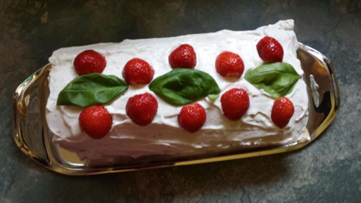 Biskuitroulade mit Erdbeeren und Basilikumcreme - Rezept - kochbar.de