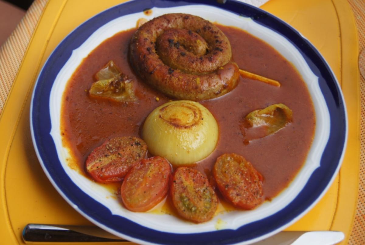 Bilder für Fränkische Bratwurstschnecke mit Currysauce und Beilagen - Rezept