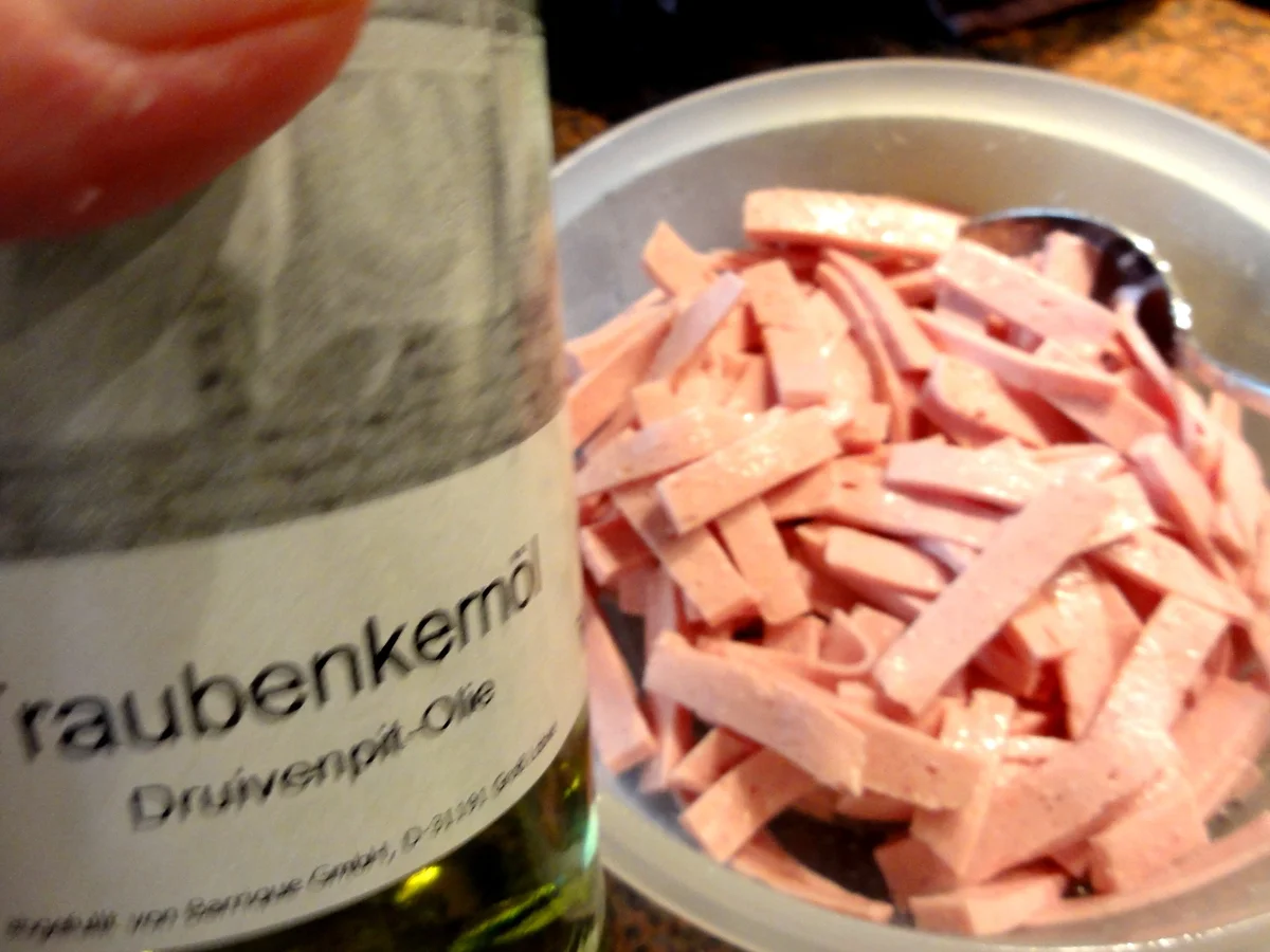 Rezept: Snack: WURSTSALAT, schmeckt auch an heißen Tagen Bild Nr. 152 Snack: WURSTSALAT, schmeckt auch an heißen Tagen - Rezept - Bild Nr. 152