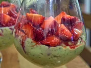 Avocado-Ricotto-Creme mit Zitronenmelisse und marinierte Erdbeeren - Rezept - Bild Nr. 174