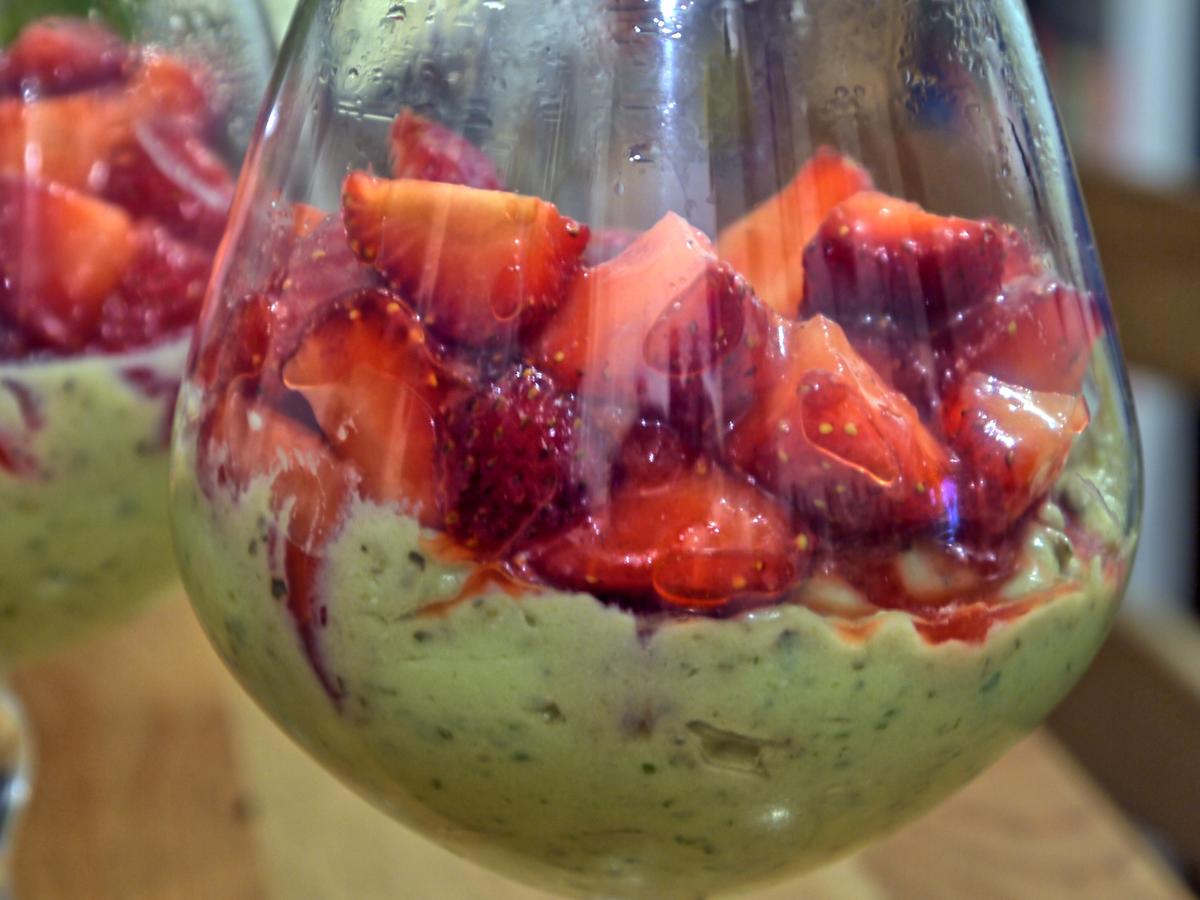 Avocado Ricotto Creme mit Zitronenmelisse und marinierte Erdbeeren ...