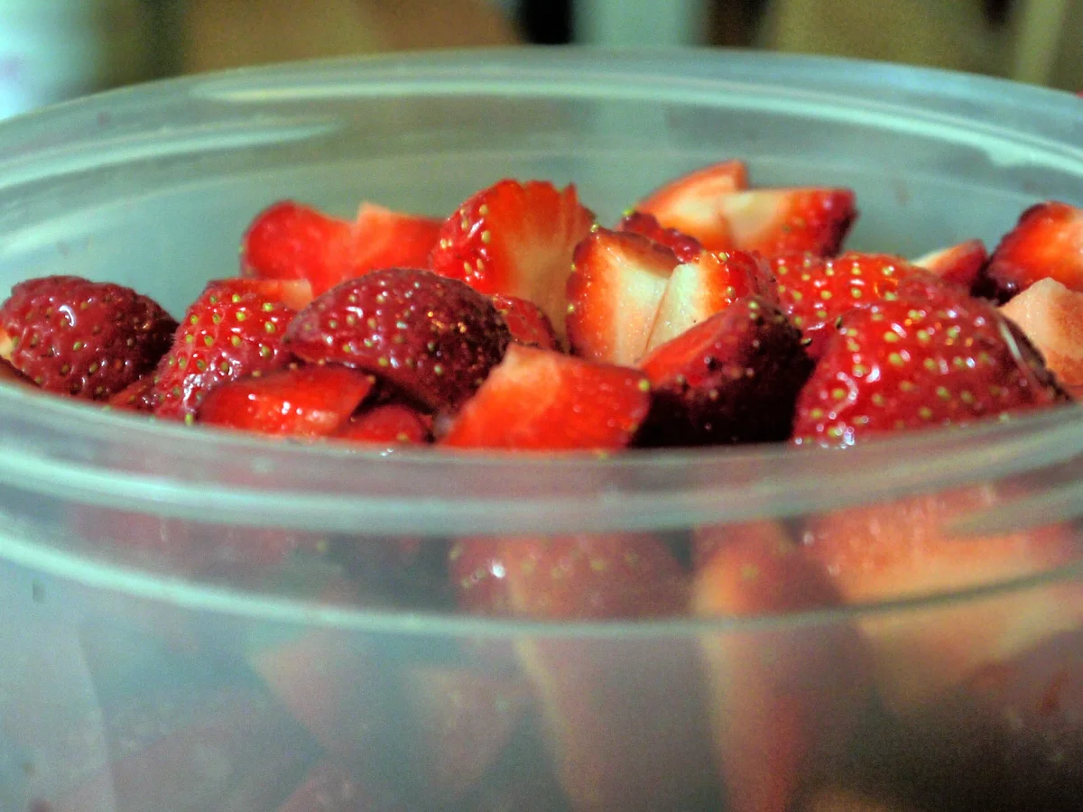 Rezept: Avocado-Ricotto-Creme mit Zitronenmelisse und marinierte Erdbeeren Bild Nr. 175 Avocado-Ricotto-Creme mit Zitronenmelisse und marinierte Erdbeeren - Rezept - Bild Nr. 175