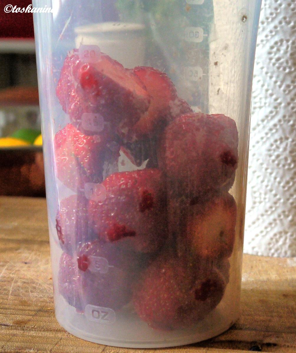 Avocado-Ricotto-Creme mit Zitronenmelisse und marinierte Erdbeeren - Rezept - Bild Nr. 176