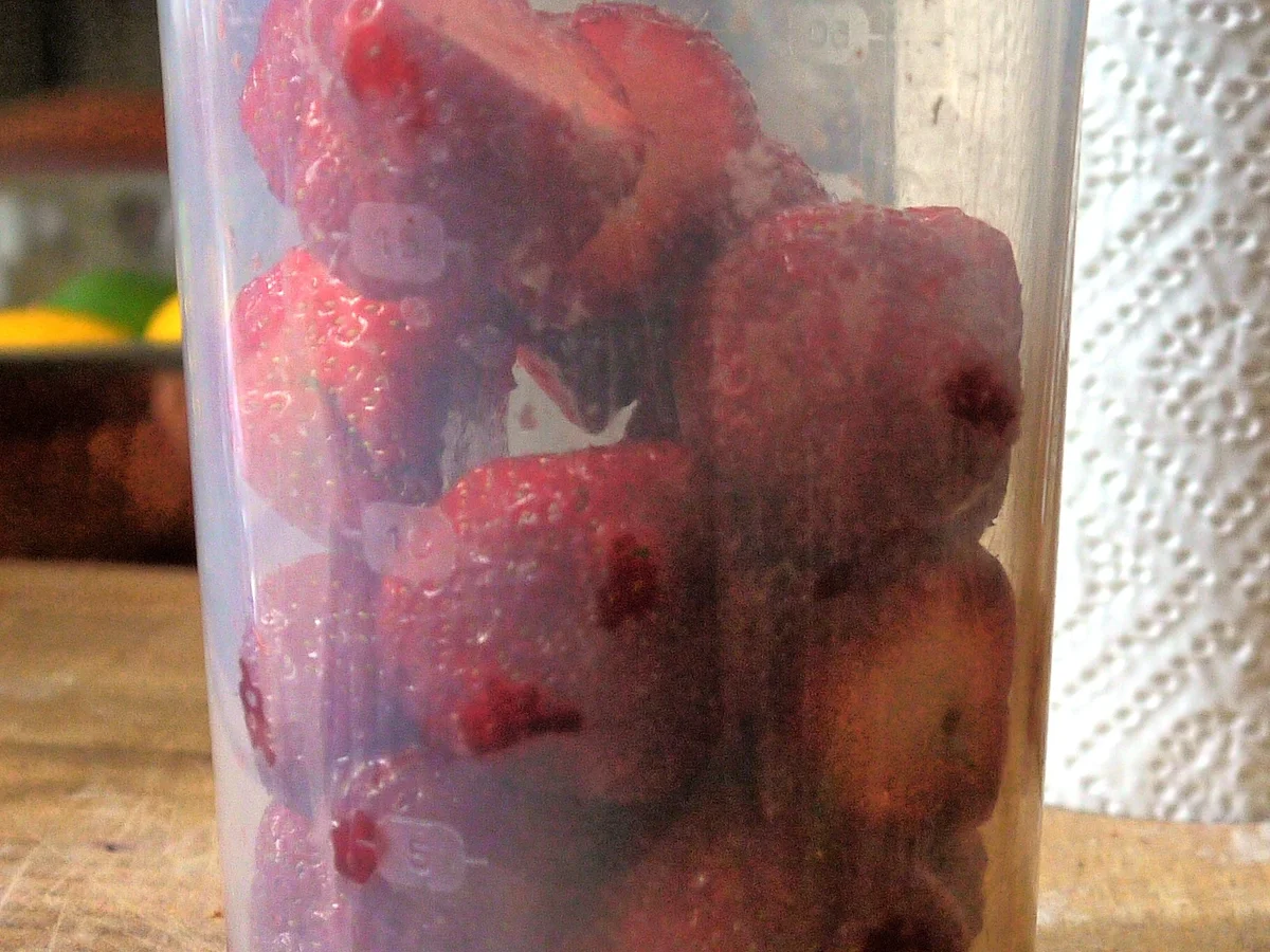 Rezept: Avocado-Ricotto-Creme mit Zitronenmelisse und marinierte Erdbeeren Bild Nr. 176 Avocado-Ricotto-Creme mit Zitronenmelisse und marinierte Erdbeeren - Rezept - Bild Nr. 176