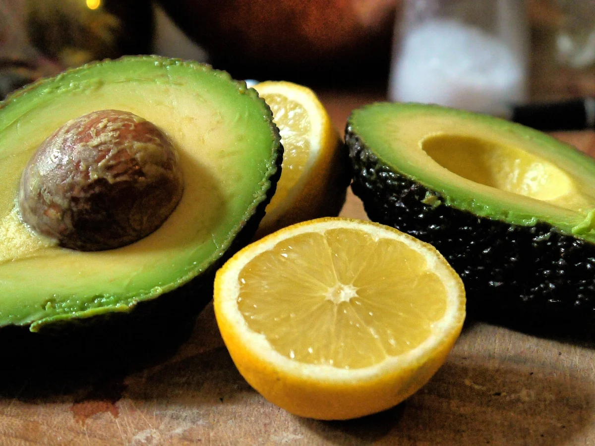 Rezept: Avocado-Ricotto-Creme mit Zitronenmelisse und marinierte Erdbeeren Bild Nr. 177 Avocado-Ricotto-Creme mit Zitronenmelisse und marinierte Erdbeeren - Rezept - Bild Nr. 177