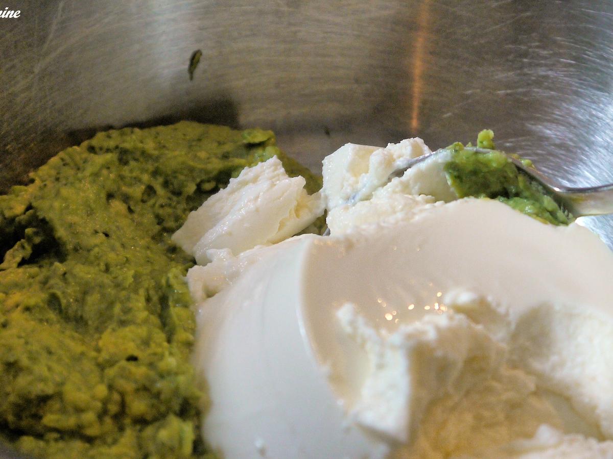 Avocado Ricotto Creme mit Zitronenmelisse und marinierte Erdbeeren ...