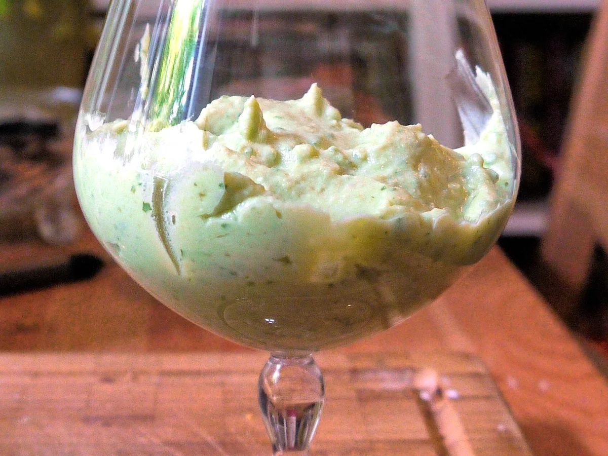 Rezept: Avocado-Ricotto-Creme mit Zitronenmelisse und marinierte Erdbeeren Bild Nr. 181 Avocado-Ricotto-Creme mit Zitronenmelisse und marinierte Erdbeeren - Rezept - Bild Nr. 181