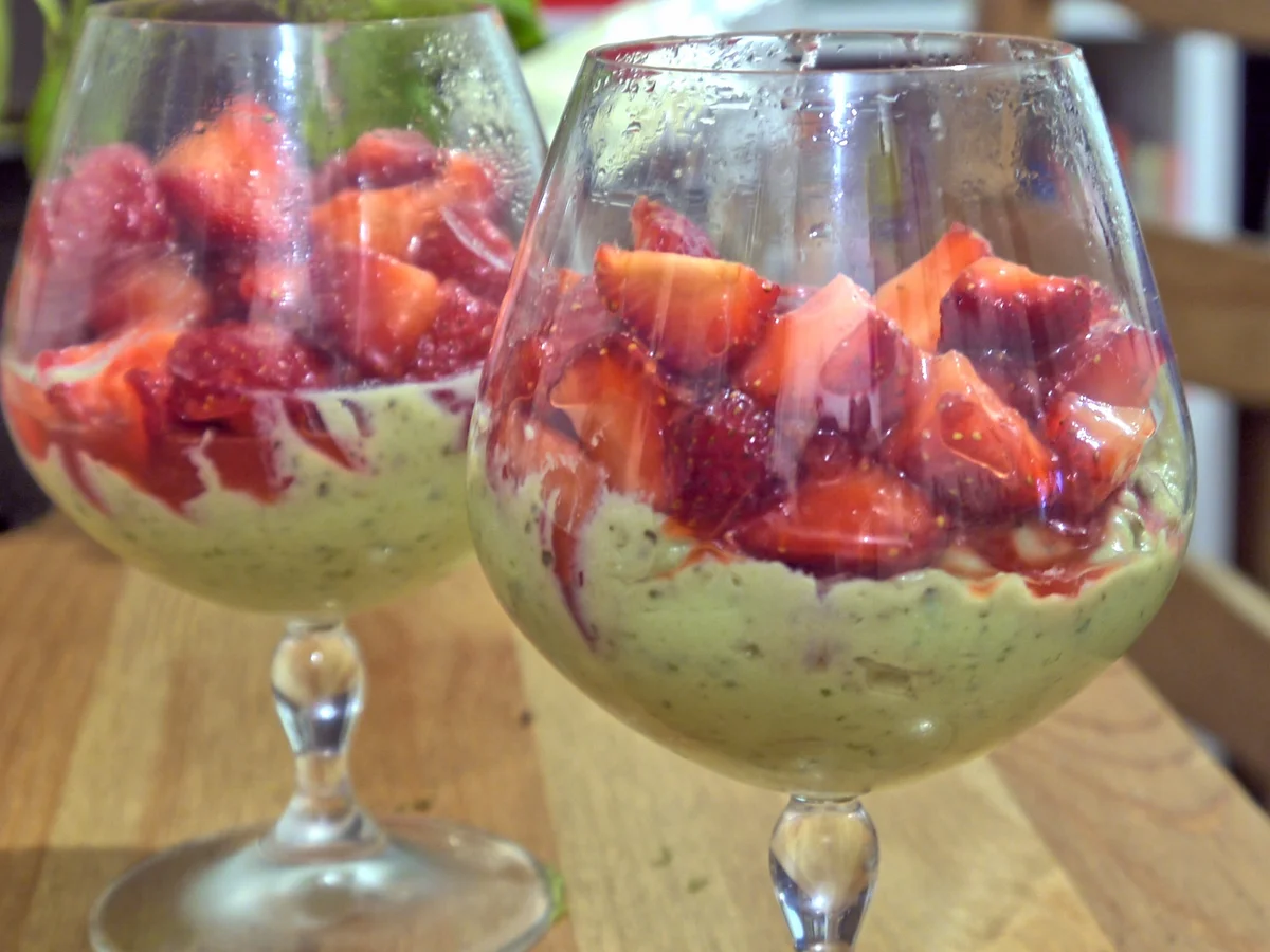 Rezept: Avocado-Ricotto-Creme mit Zitronenmelisse und marinierte Erdbeeren Bild Nr. 182 Avocado-Ricotto-Creme mit Zitronenmelisse und marinierte Erdbeeren - Rezept - Bild Nr. 182