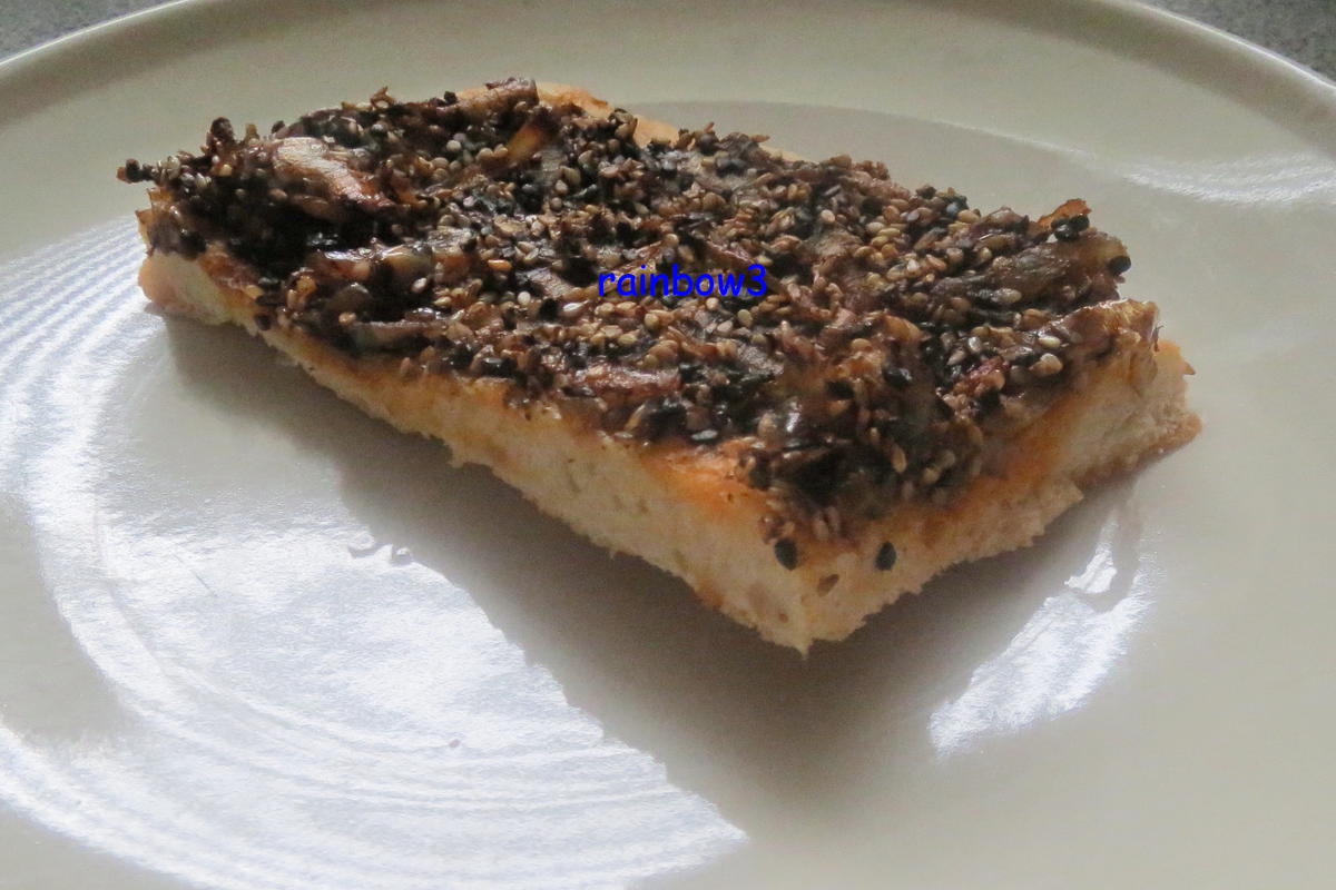 Beilage: Zwiebel-Sesam-Brot/Pizza - Rezept - Bild Nr. 213