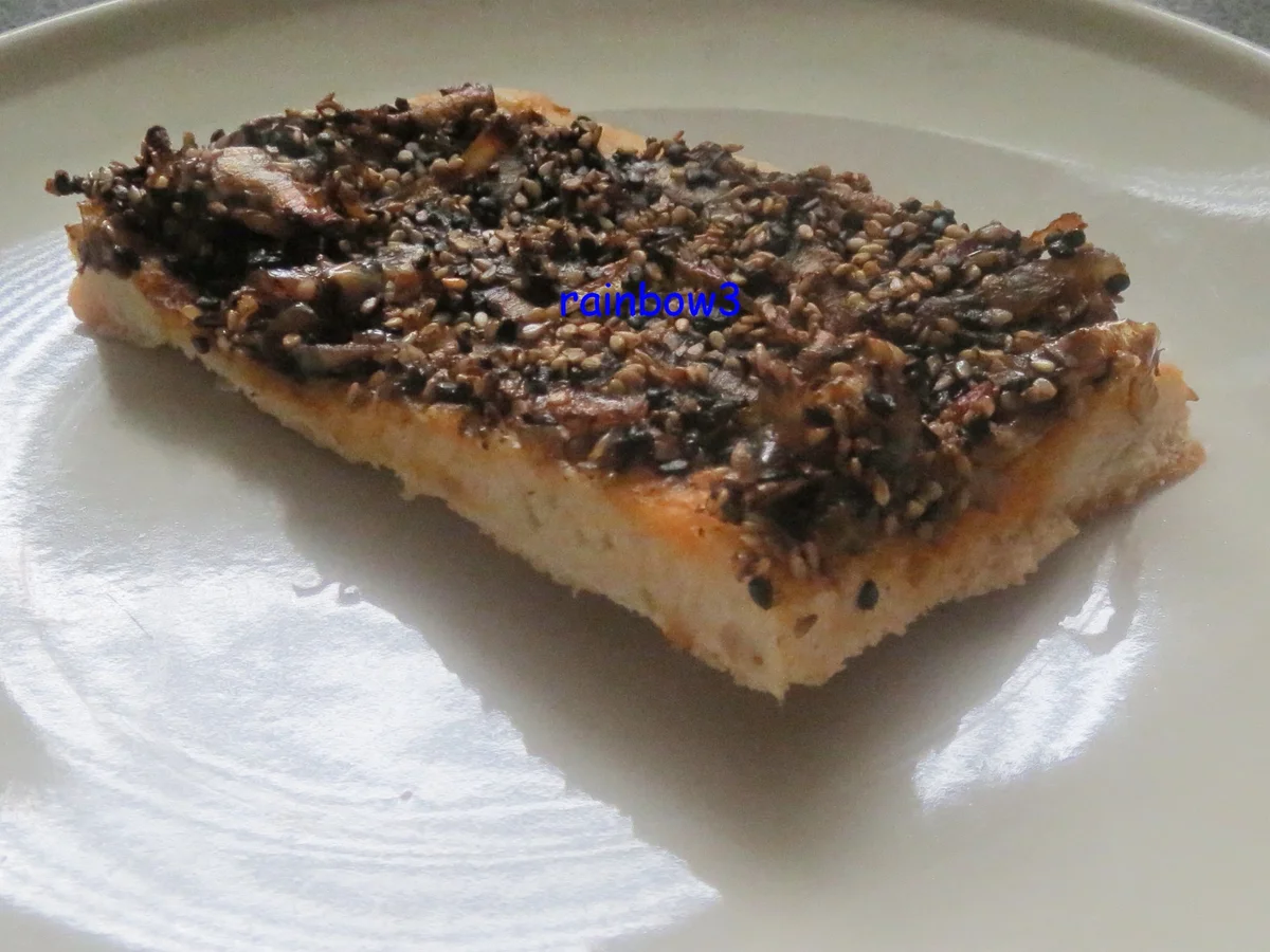 Rezept: Beilage: Zwiebel-Sesam-Brot/Pizza Bild Nr. 213 Beilage: Zwiebel-Sesam-Brot/Pizza - Rezept - Bild Nr. 213