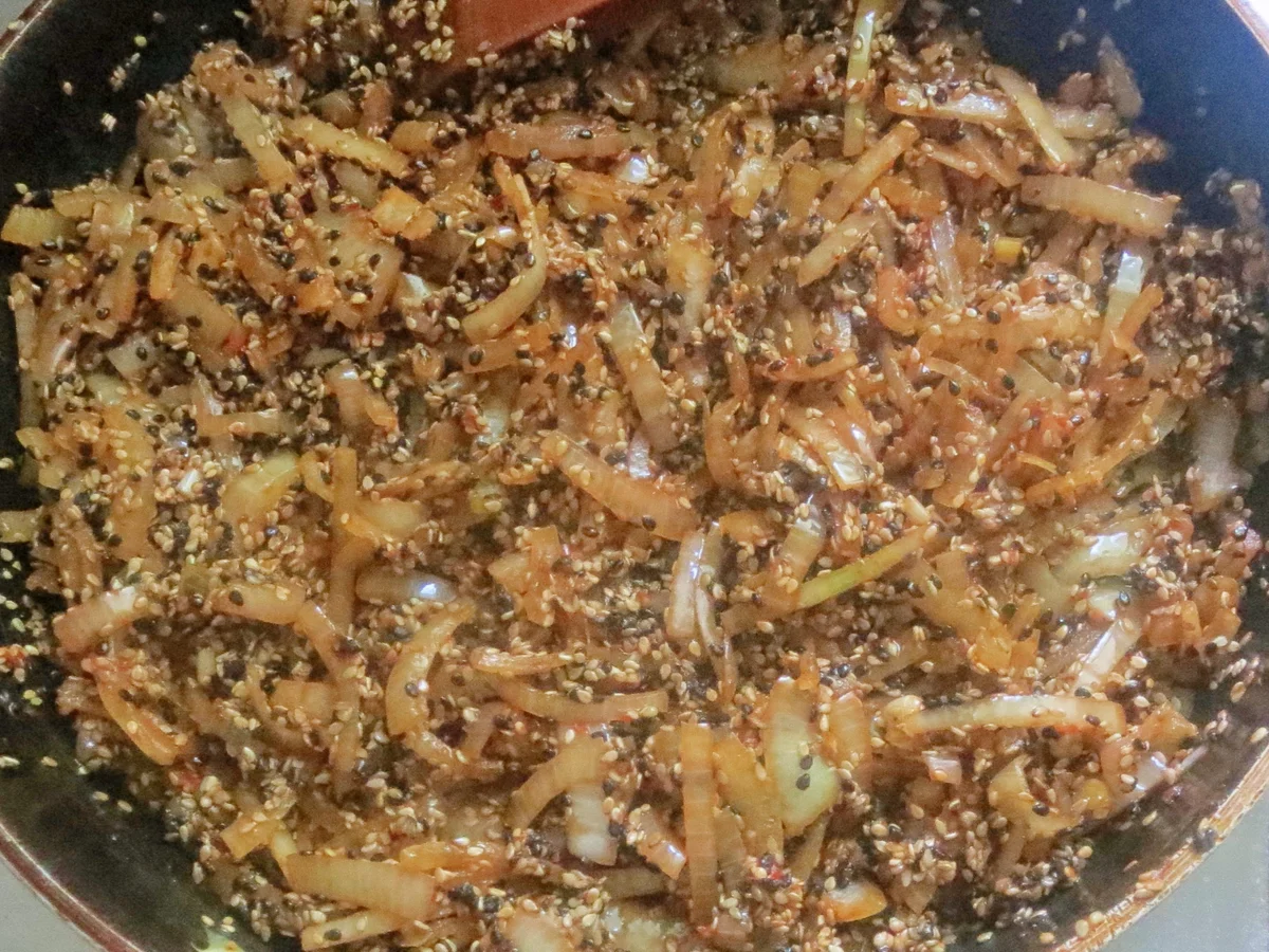 Rezept: Beilage: Zwiebel-Sesam-Brot/Pizza Bild Nr. 216 Beilage: Zwiebel-Sesam-Brot/Pizza - Rezept - Bild Nr. 216