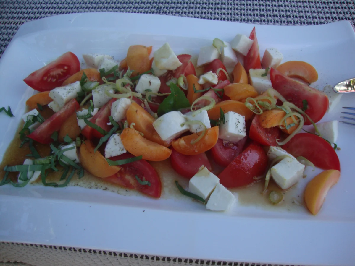 Rezept: Mozzarella mit Tomaten und Marillen Bild Nr. 365 Mozzarella mit Tomaten und Marillen - Rezept - Bild Nr. 365