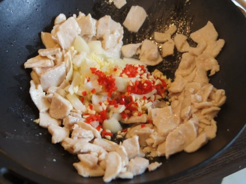 Rezept: Chinesische Nudeln süß-sauer im Wok mit Hähnchenbrustfilet und Ananas Bild Nr. 243 Chinesische Nudeln süß-sauer im Wok mit Hähnchenbrustfilet und Ananas - Rezept - Bild Nr. 243