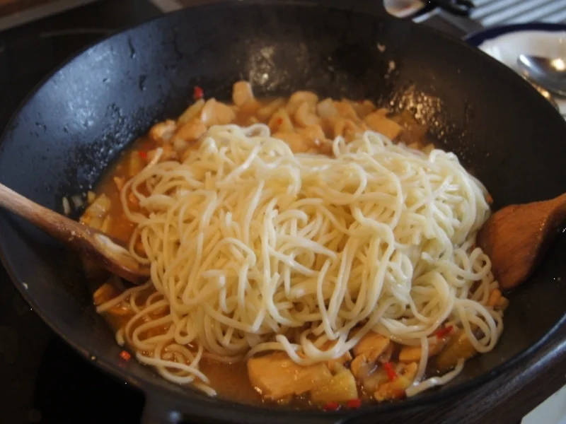 Rezept: Chinesische Nudeln süß-sauer im Wok mit Hähnchenbrustfilet und Ananas Bild Nr. 247 Chinesische Nudeln süß-sauer im Wok mit Hähnchenbrustfilet und Ananas - Rezept - Bild Nr. 247