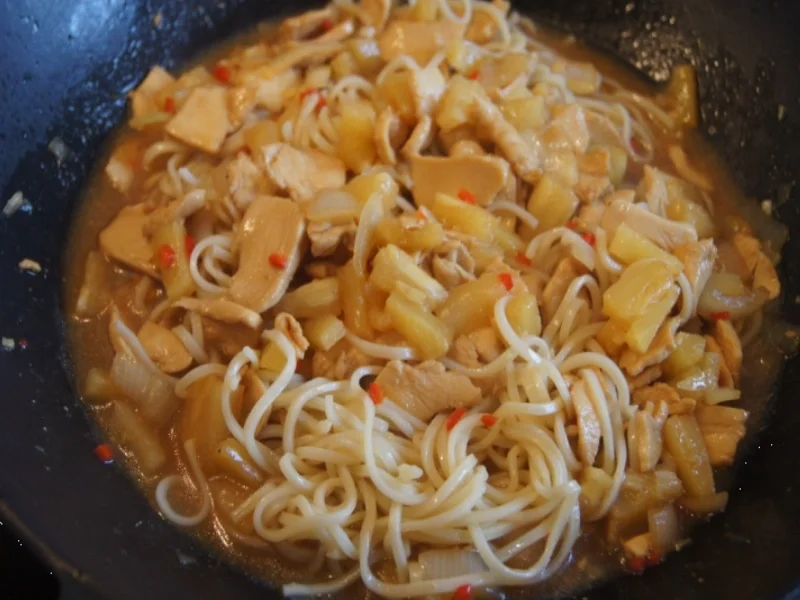 Rezept: Chinesische Nudeln süß-sauer im Wok mit Hähnchenbrustfilet und Ananas Bild Nr. 248 Chinesische Nudeln süß-sauer im Wok mit Hähnchenbrustfilet und Ananas - Rezept - Bild Nr. 248