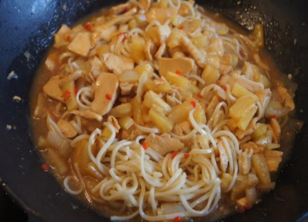 Chinesische Nudeln süß-sauer im Wok mit Hähnchenbrustfilet und Ananas ... Chinesische Nudeln süß-sauer im Wok mit Hähnchenbrustfilet und Ananas ...