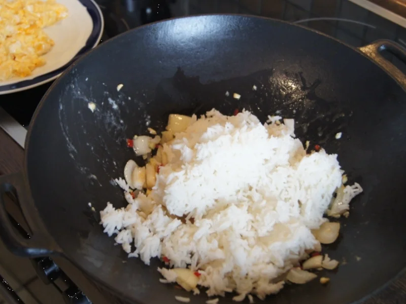 Rezept: Gebratener Eierreis im Wok Bild Nr. 240 Gebratener Eierreis im Wok - Rezept - Bild Nr. 240