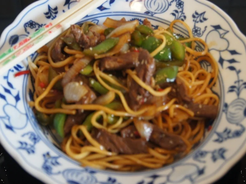 Chinesische Nudeln im Wok mit Rindfleisch. Paprika und Zwiebeln - Rezept - Bild Nr. 236