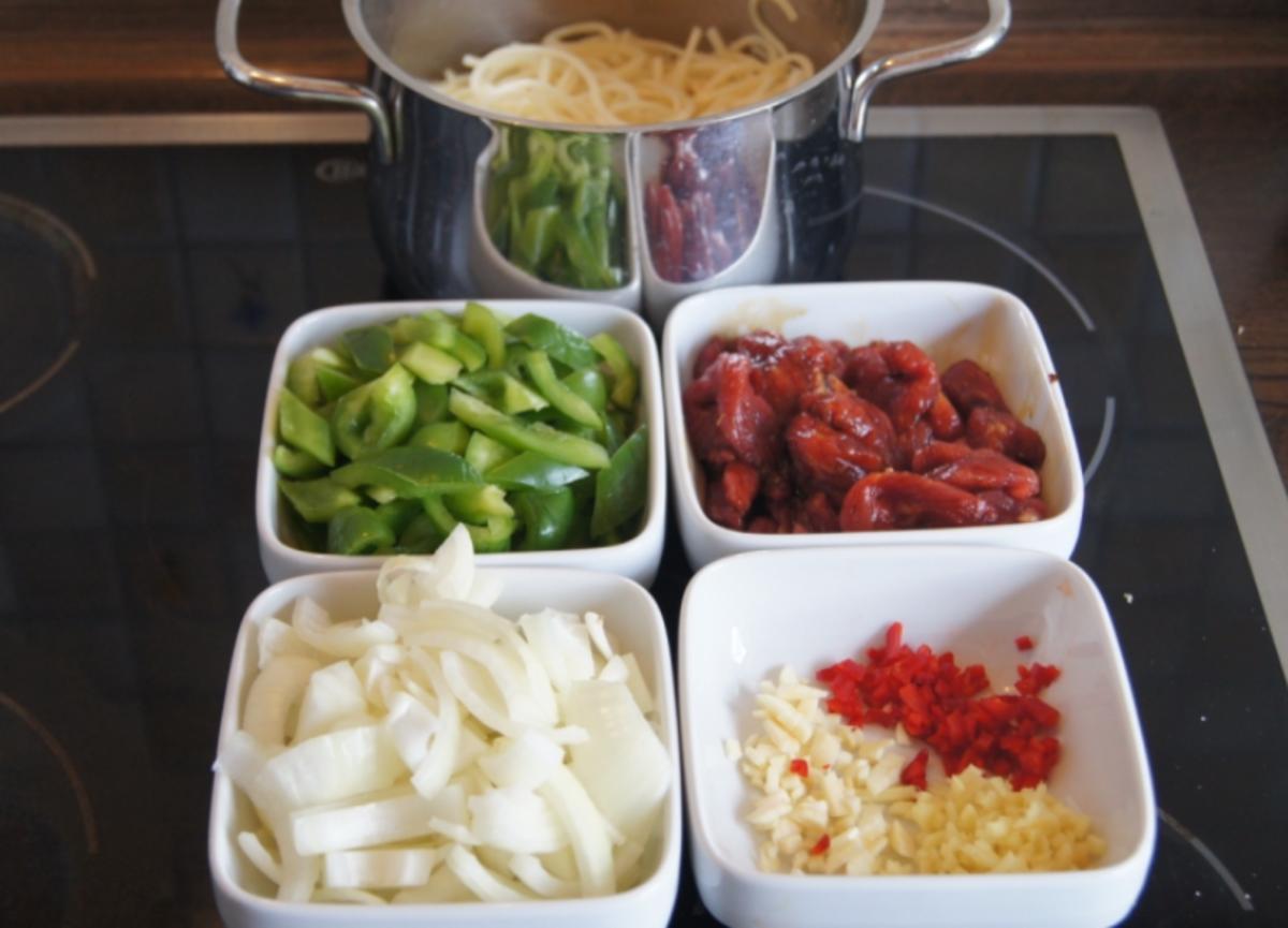 Chinesische Nudeln im Wok mit Rindfleisch. Paprika und Zwiebeln - Rezept - Bild Nr. 237