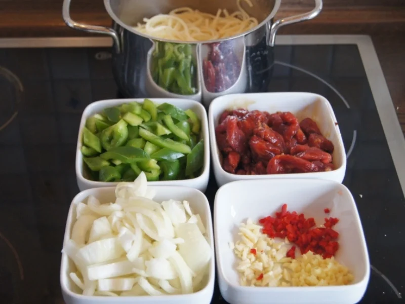 Chinesische Nudeln im Wok mit Rindfleisch. Paprika und Zwiebeln - Rezept - Bild Nr. 237