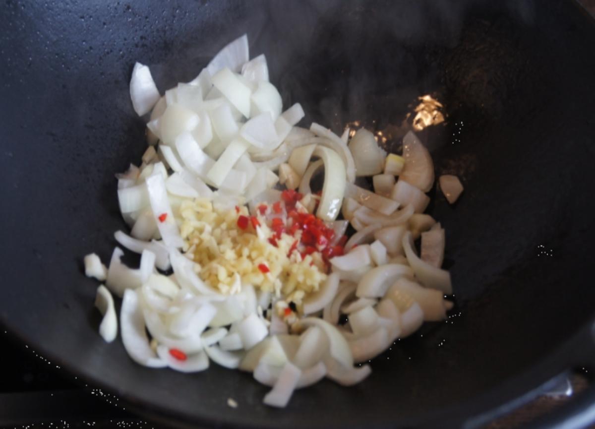 Chinesische Nudeln im Wok mit Rindfleisch. Paprika und Zwiebeln - Rezept - Bild Nr. 238