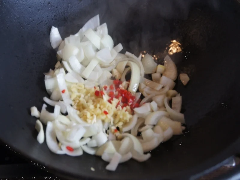 Chinesische Nudeln im Wok mit Rindfleisch. Paprika und Zwiebeln - Rezept - Bild Nr. 238