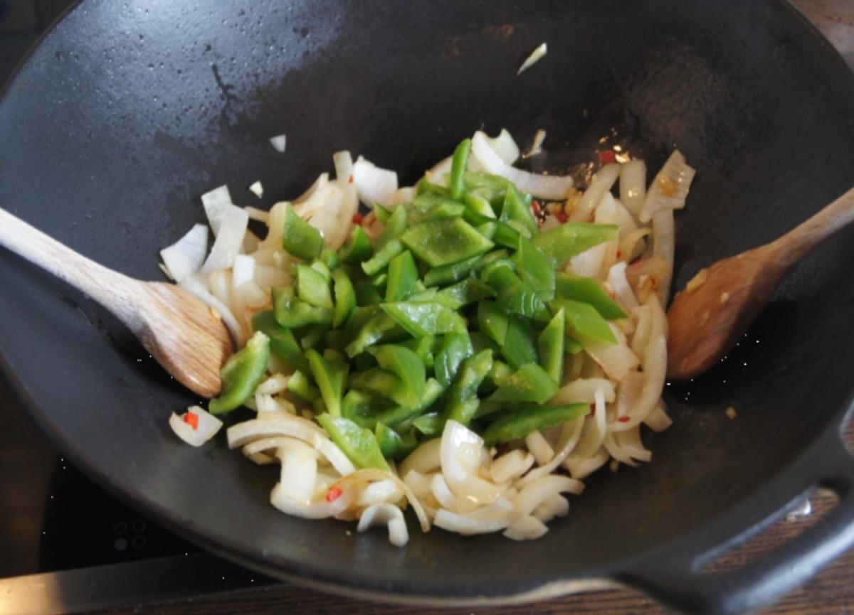 Chinesische Nudeln im Wok mit Rindfleisch. Paprika und Zwiebeln - Rezept - Bild Nr. 239