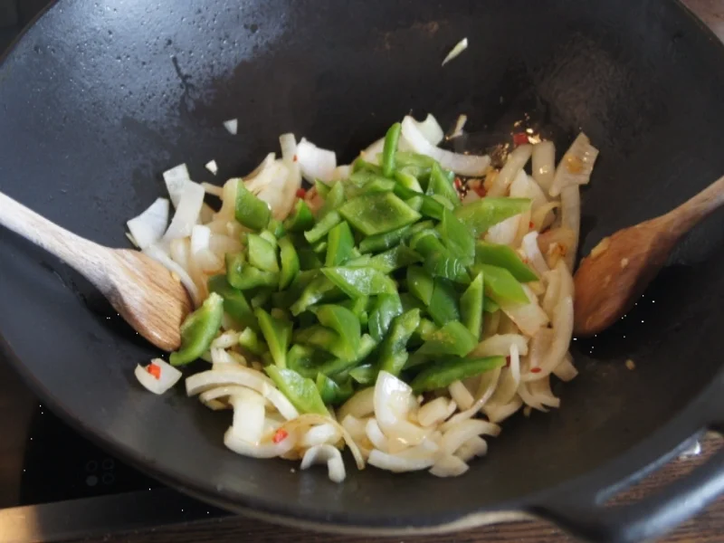 Chinesische Nudeln im Wok mit Rindfleisch. Paprika und Zwiebeln - Rezept - Bild Nr. 239