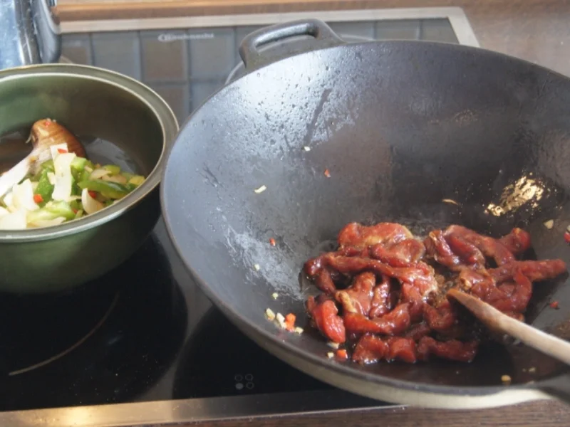 Chinesische Nudeln im Wok mit Rindfleisch. Paprika und Zwiebeln - Rezept - Bild Nr. 240