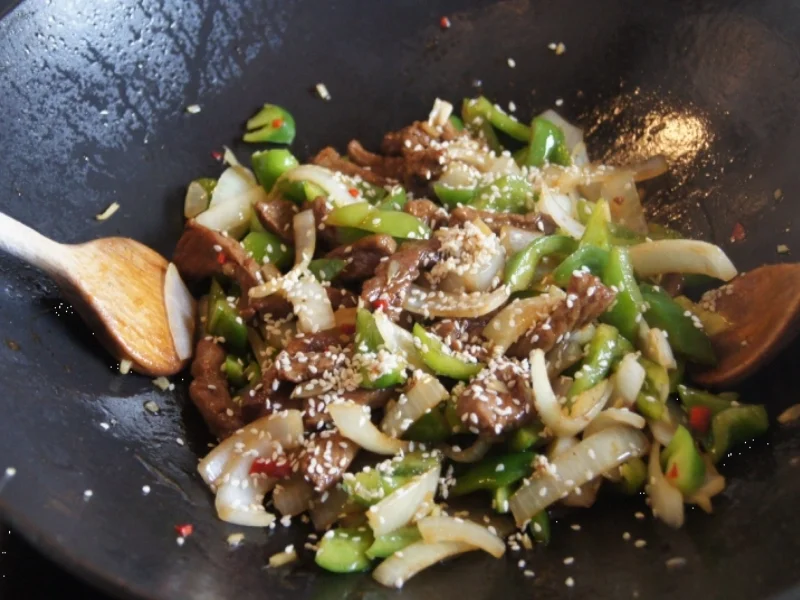 Chinesische Nudeln im Wok mit Rindfleisch. Paprika und Zwiebeln - Rezept - Bild Nr. 242