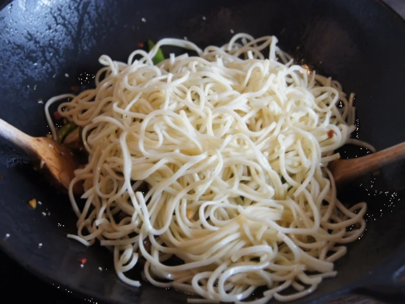 Chinesische Nudeln im Wok mit Rindfleisch. Paprika und Zwiebeln - Rezept - Bild Nr. 243