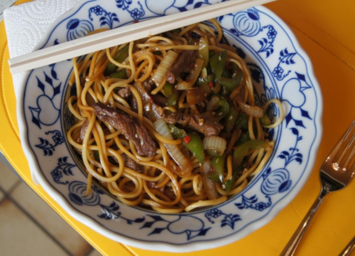 Chinesische Nudeln im Wok mit Rindfleisch. Paprika und Zwiebeln - Rezept - Bild Nr. 244