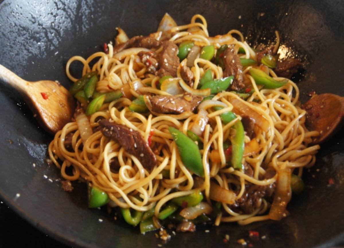 Chinesische Nudeln im Wok mit Rindfleisch. Paprika und Zwiebeln - Rezept - Bild Nr. 245