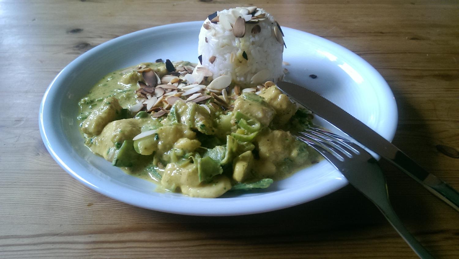 mildes, grünes Curry mit Banane, Apfel und Mandeln - Rezept - kochbar.de