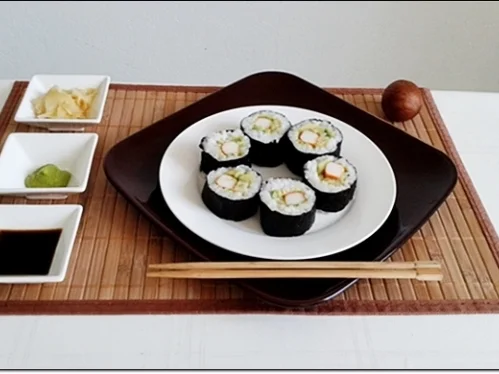 Sushi mit Surimi, Avocado und Gurke gefüllt - Rezept - Bild Nr. 1691