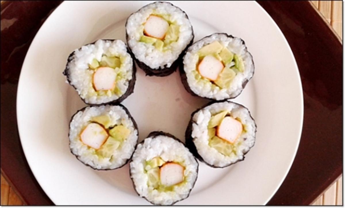 Sushi mit Surimi, Avocado und Gurke gefüllt - Rezept - Bild Nr. 1692