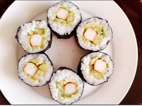 Sushi mit Surimi, Avocado und Gurke gefüllt - Rezept - Bild Nr. 1692