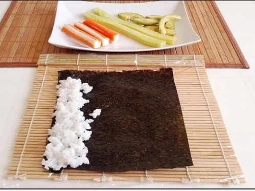 Sushi mit Surimi, Avocado und Gurke gefüllt - Rezept - Bild Nr. 1699