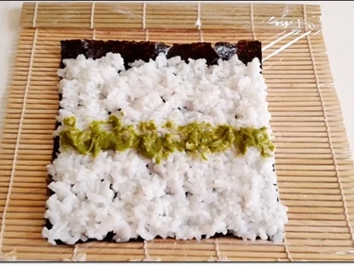 Sushi mit Surimi, Avocado und Gurke gefüllt - Rezept - Bild Nr. 1702