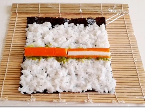 Sushi mit Surimi, Avocado und Gurke gefüllt - Rezept - Bild Nr. 1703