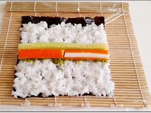 Sushi mit Surimi, Avocado und Gurke gefüllt - Rezept - Bild Nr. 1704