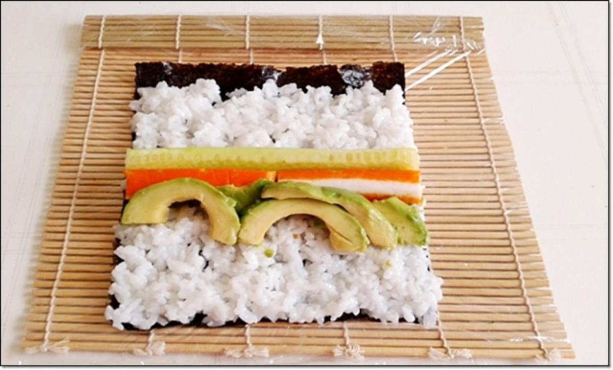 Sushi mit Surimi, Avocado und Gurke gefüllt - Rezept - Bild Nr. 1705