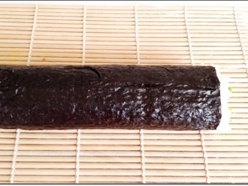 Sushi mit Surimi, Avocado und Gurke gefüllt - Rezept - Bild Nr. 1708