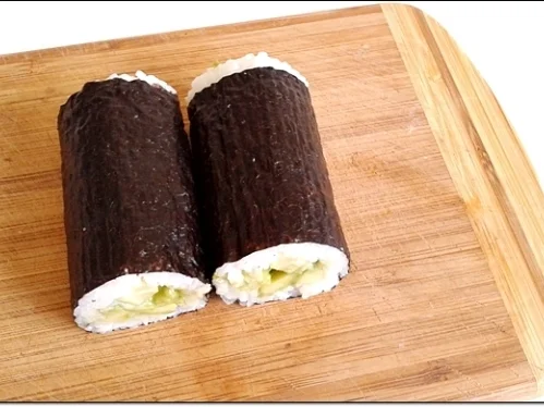 Sushi mit Surimi, Avocado und Gurke gefüllt - Rezept - Bild Nr. 1710