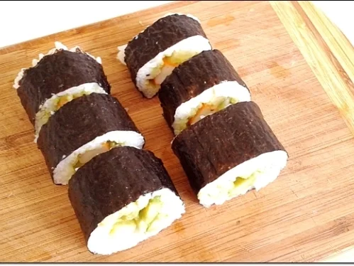 Sushi mit Surimi, Avocado und Gurke gefüllt - Rezept - Bild Nr. 1711