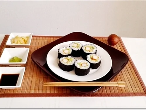 Sushi mit Surimi, Avocado und Gurke gefüllt - Rezept - Bild Nr. 1715