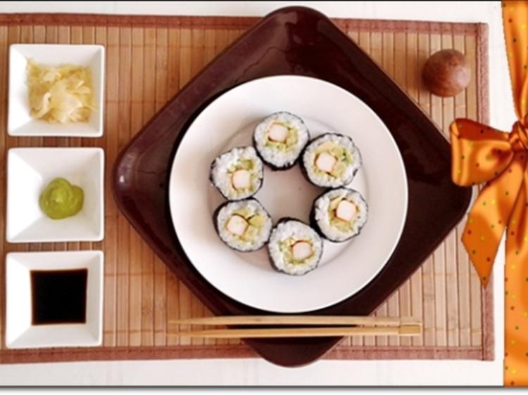 Sushi mit Surimi, Avocado und Gurke gefüllt - Rezept - kochbar.de